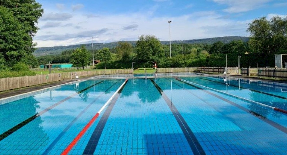 🚨🏊 Gute Nachrichten: Das Schwimmbad &ouml;ffnet heute wieder! 🏊🚨