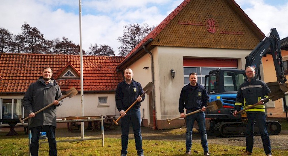 Spatenstich f&uuml;r die neue Fahrzeughalle